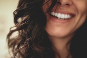 sonrisa mujer clínica dental bajo
