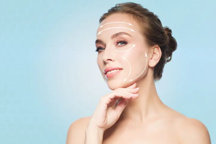 Tratamiento de lifting facial con hilos tensores realizado en clínica de medicina estética en Los Cristianos