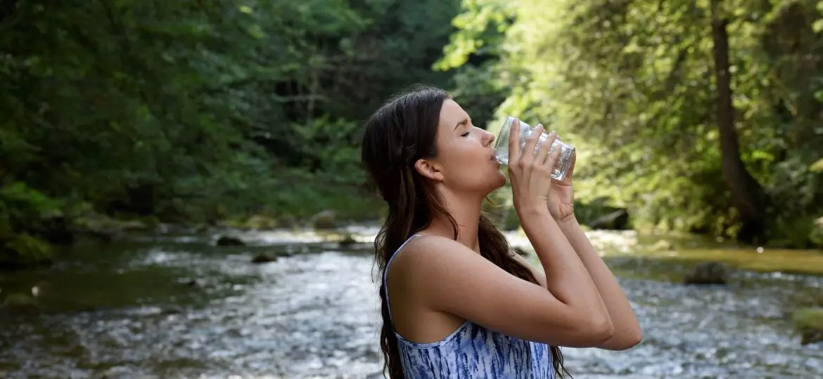 Beber agua - Clínica Bajo Beber agua, ¿por qué es tan importante para nuestra piel?