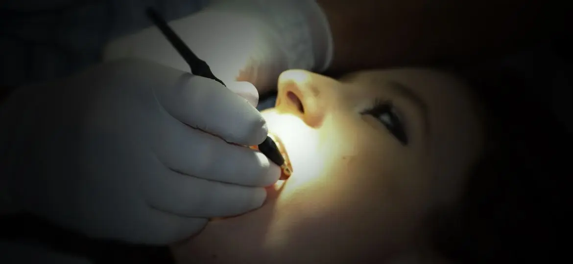 enfermedad periodontal - Clínica Bajo Afectación de los tejidos de soporte dental por enfermedad periodontal evaluada en clínica dental de Tenerife