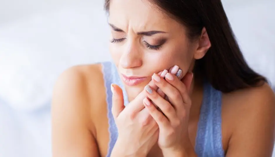 Tratamiento de urgencia para la alveolitis dental y dolor tras extracción en clínica odontológica de Los Cristianos, Tenerife.