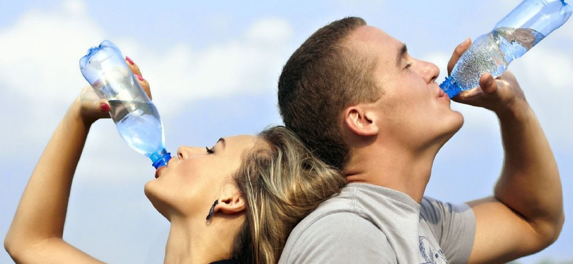 ¿Cuánta agua debemos beber a diario?