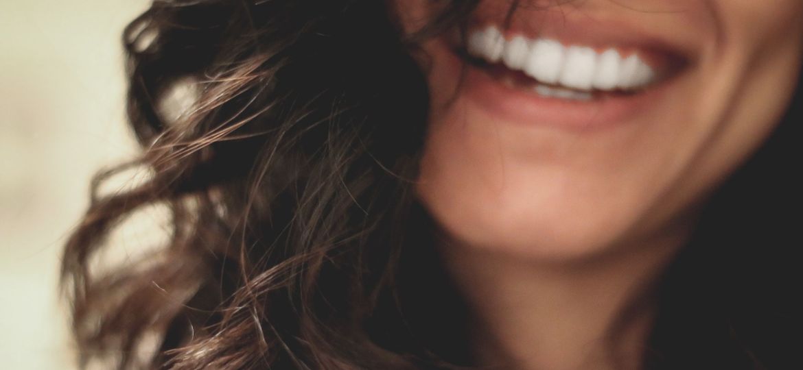 ¿Cómo perjudica fumar a tus dientes?